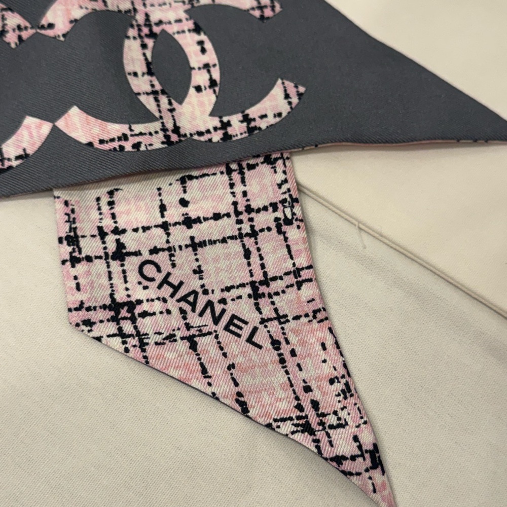 Chanel 2025B Fall Gray Pink Twilly Scarf Camellia Logo NWT Rare + Pouch - Picture 5 of 6